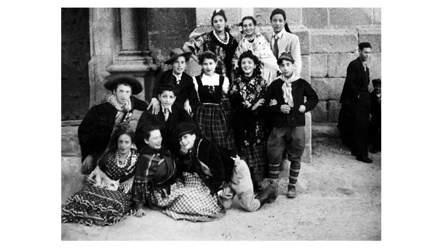 Un joven Adolfo Suárez posa con un grupo de amigos en el Carnaval de Cebreros