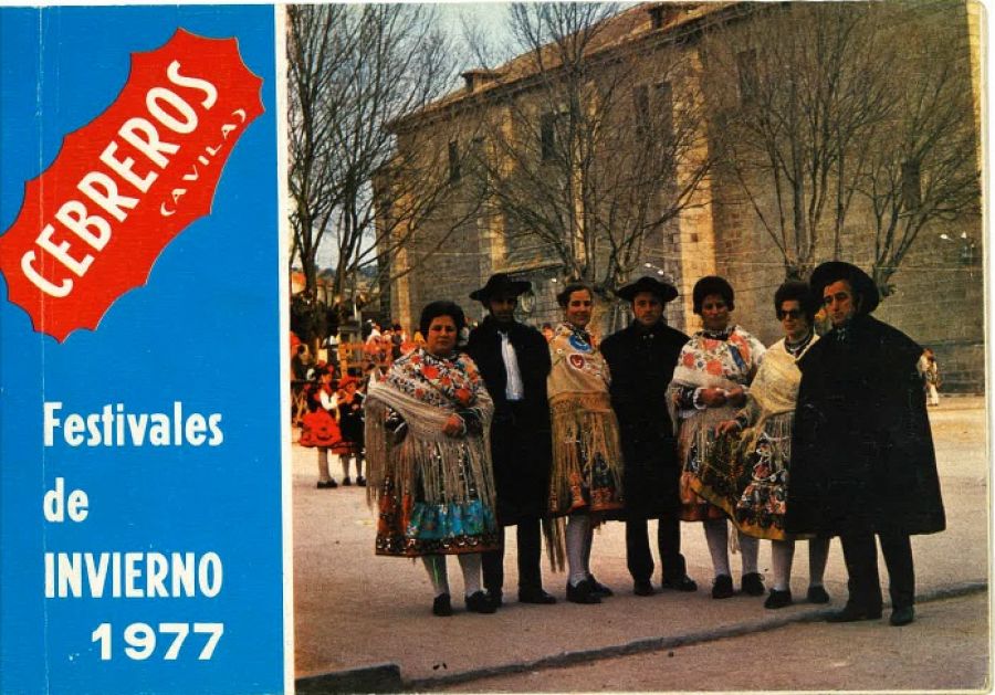 Un grupo disfrazado aparece en el cartel anunciador de los Festivales de Invierno de Cebreros