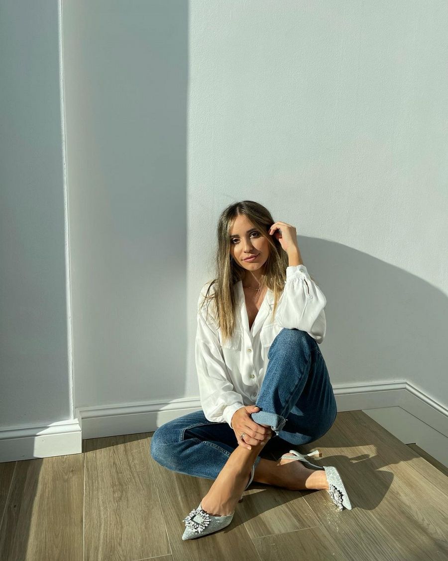 Verónica Díaz con jeans y blusa blanca