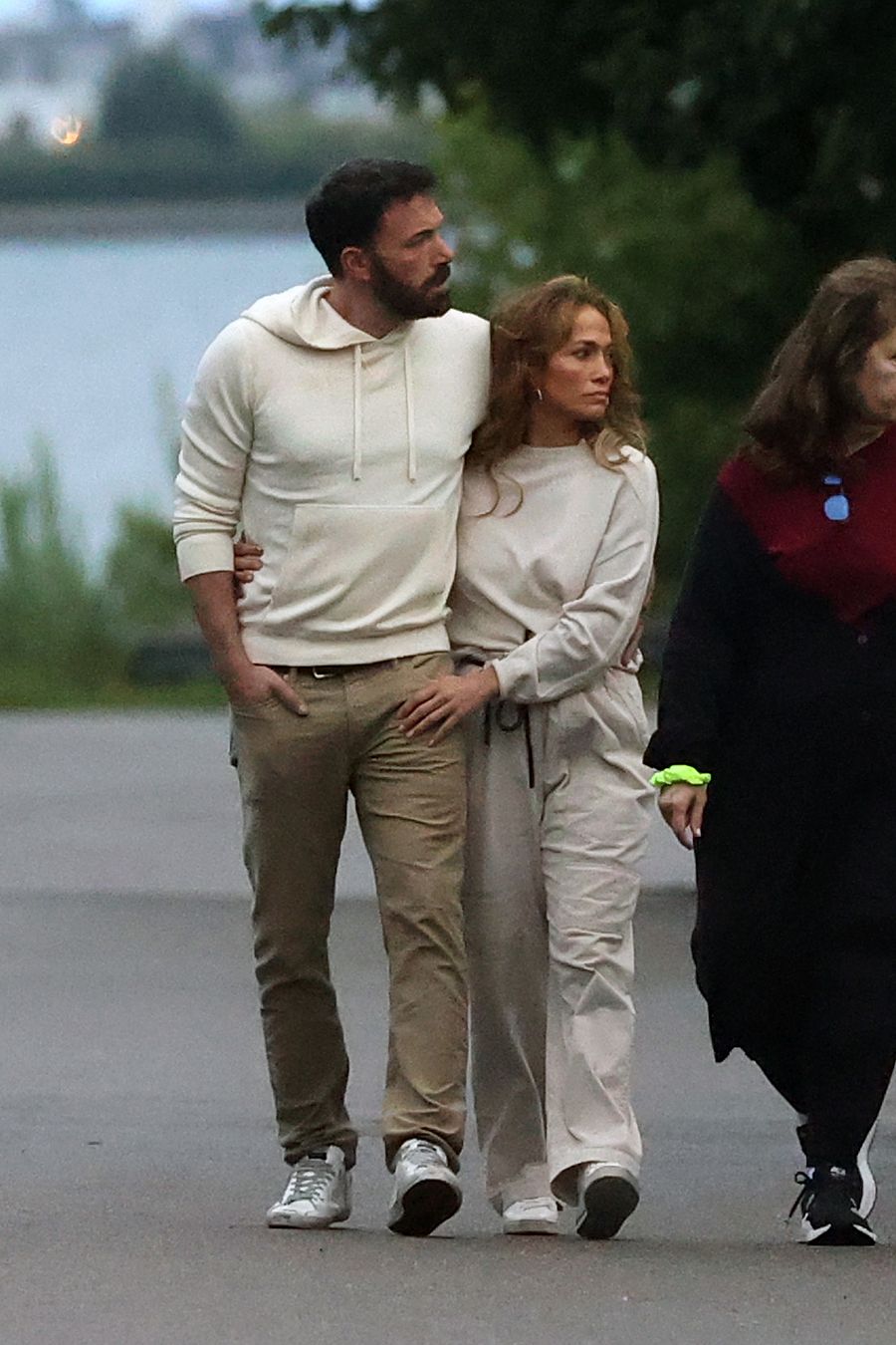 Jennifer López y Ben Affleck en un paseo romántico