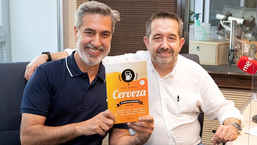 Arturo Martín junto a Luis Balcells portando su último libro sobre la cerveza