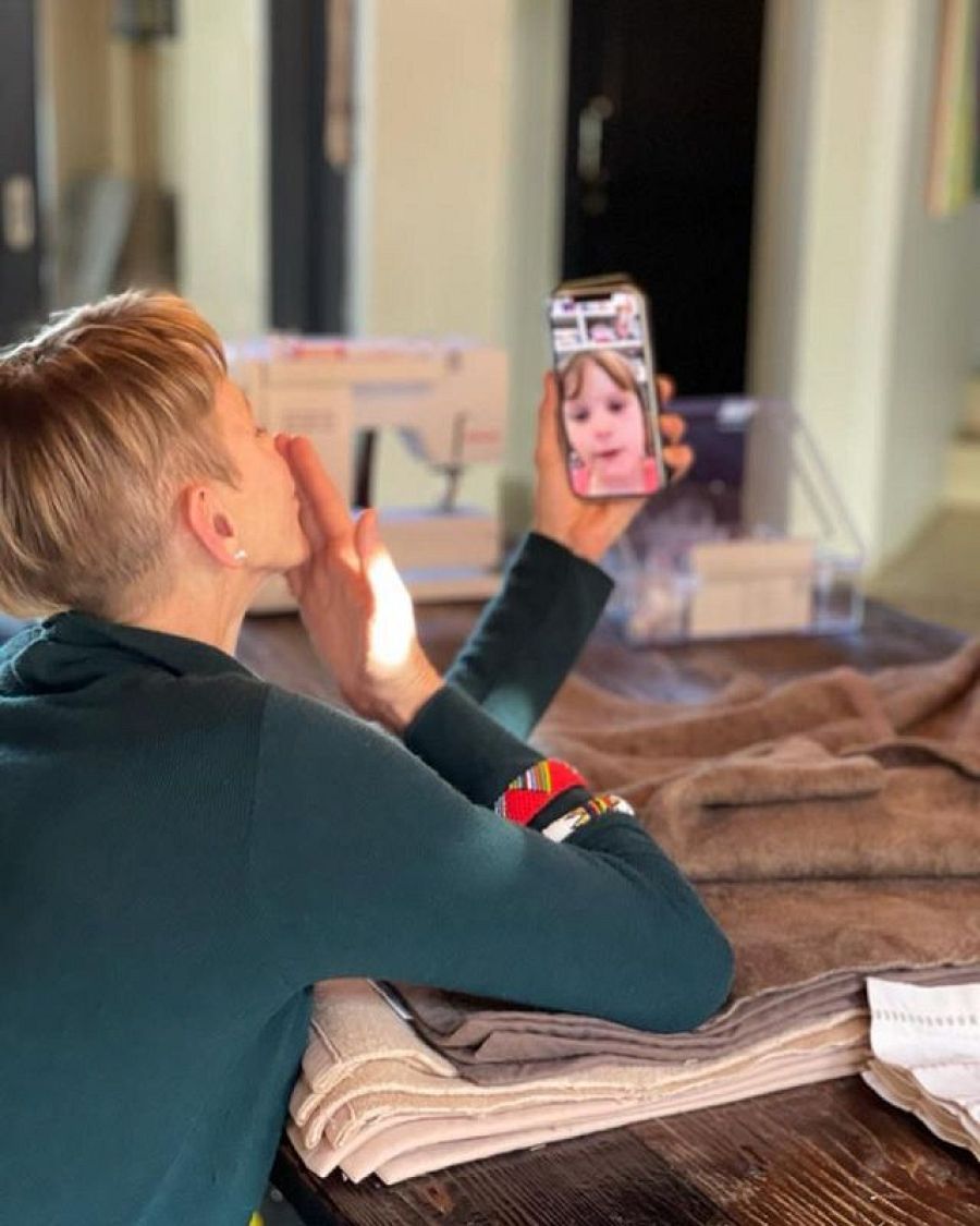 Charlene de Mónaco con su hija Gabriella por videollamada