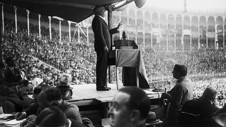 Manuel Azaña en la plaza de toros de Madrid en 1931