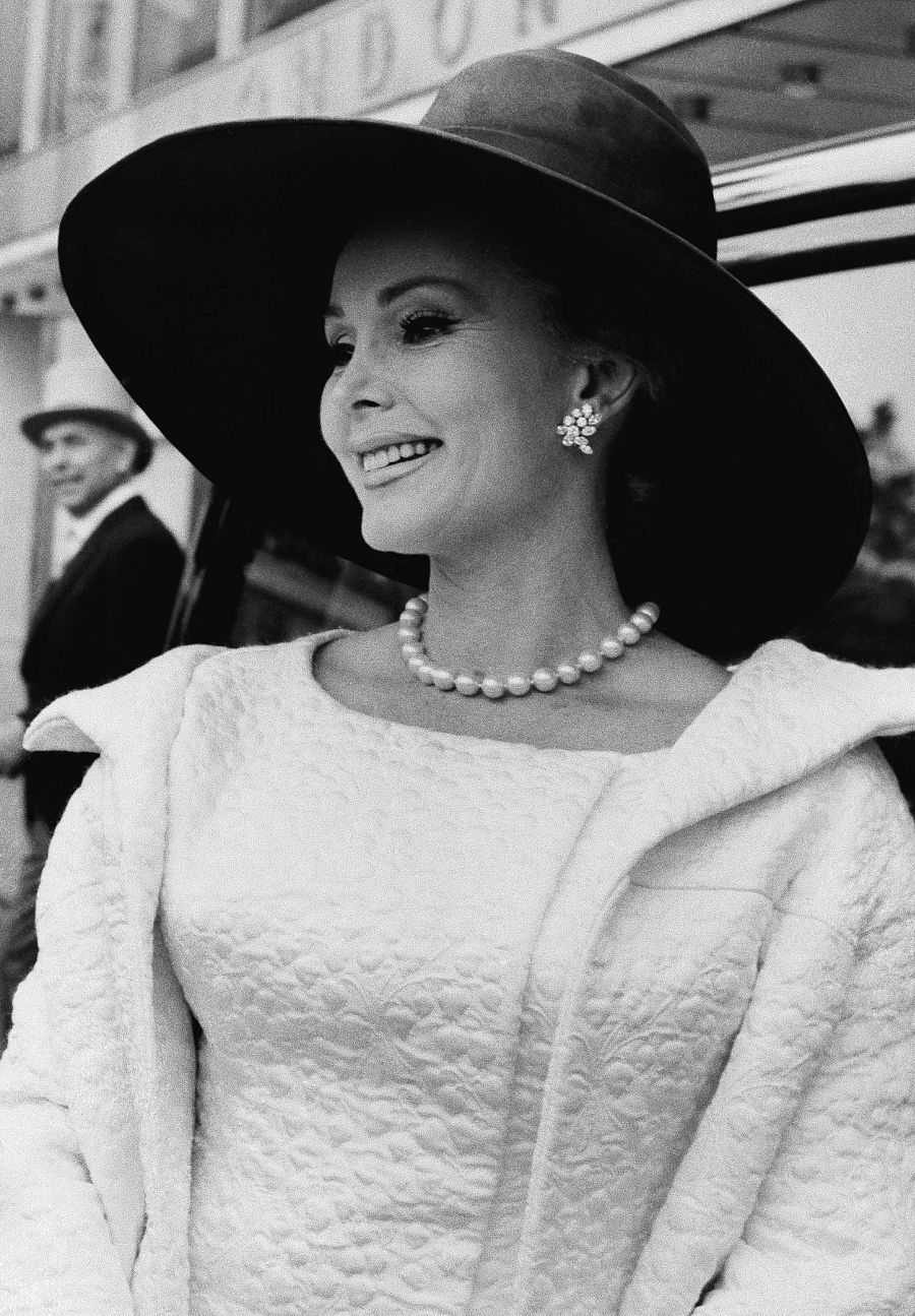 Zsa Zsa Gabor saliendo del hotel Hilton de Londres, 1969