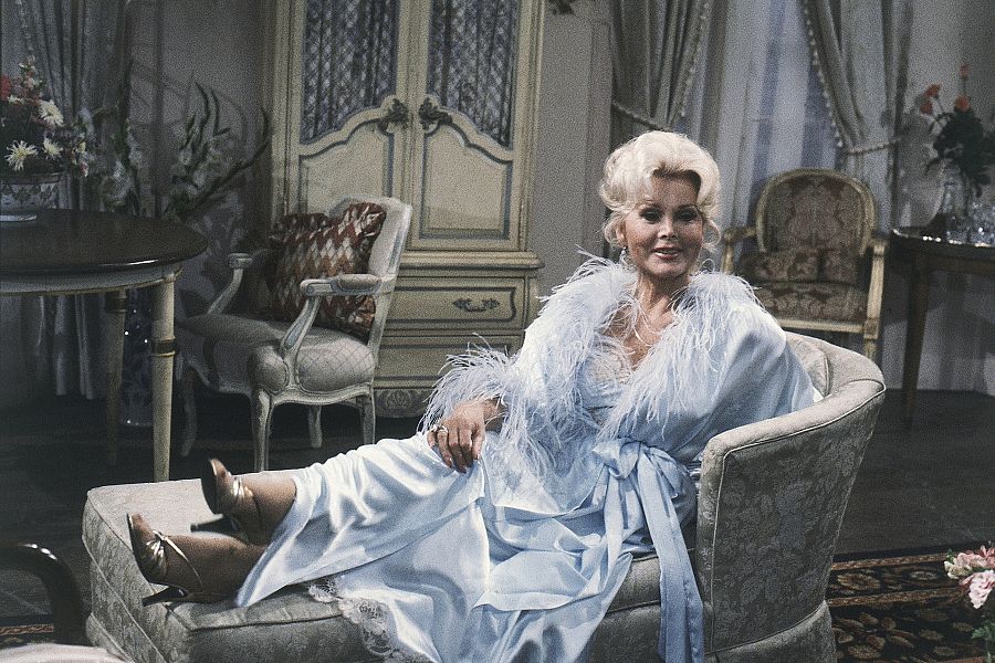 Zsa Zsa Gabor en el plató de 'As The World Turns' en los estudios de la cadena CBS, 1981