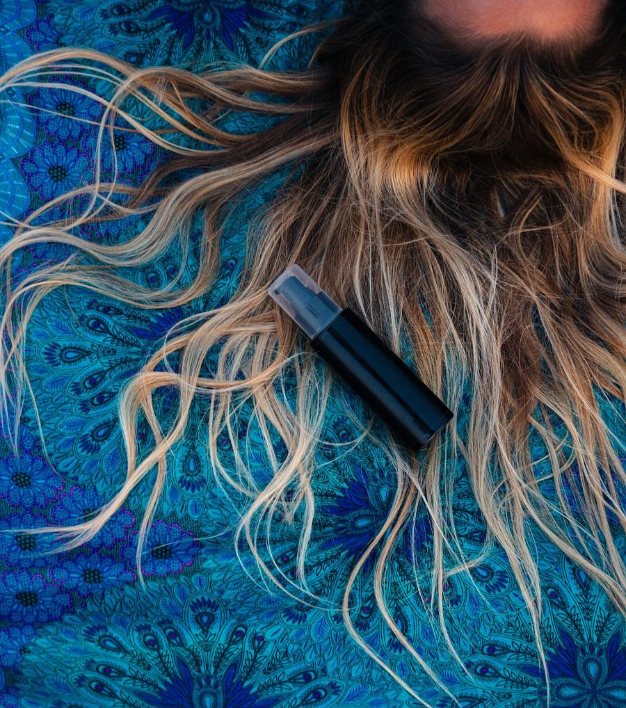 Antes de exponer el pelo al sol debes aplicarle proyector solar especial para cabellos para evitar la deshidratación