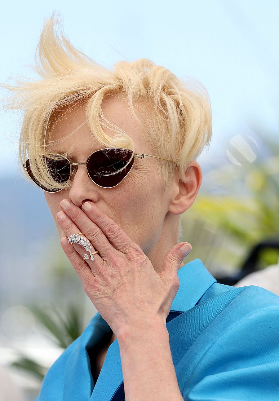 Tilda Swinton en el photocall de 'The French Dispatch' en el Festival de Cannes