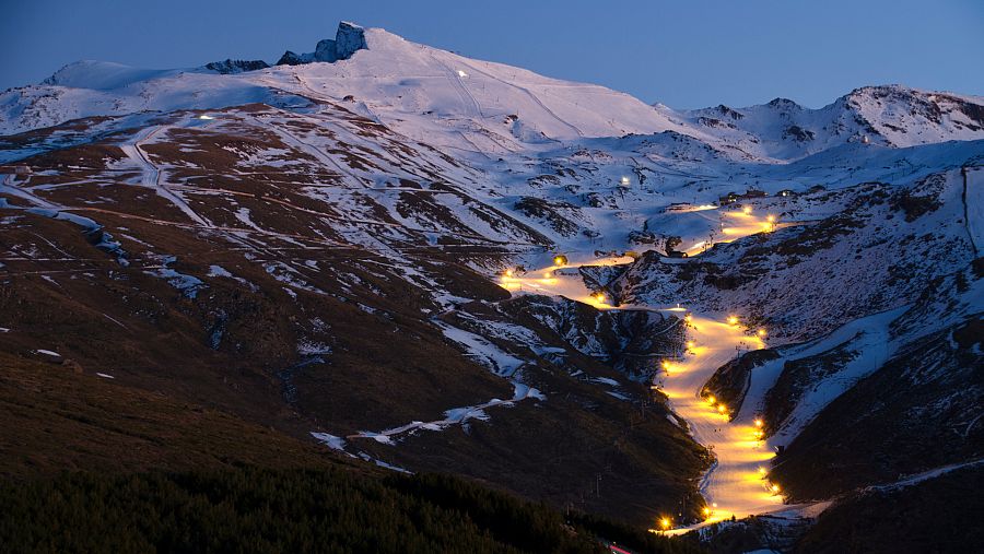 Conjunto de montañas de Sierra Nevada