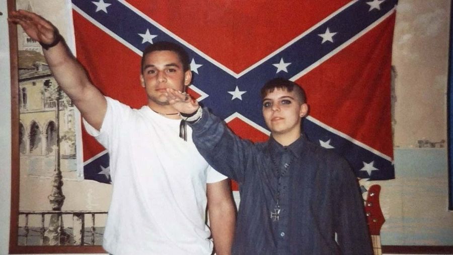 Christian Piccioilini y Shannon Foley de jóvenes, haciendo el saludo del poder blanco