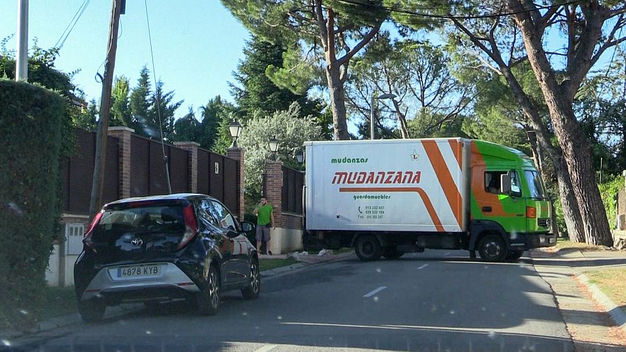 Un camión de mudanzas en el domicilio de Ramón García y Patricia Cerezo