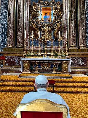 El papa Francisco reza en la basílica de Santa María la Mayor