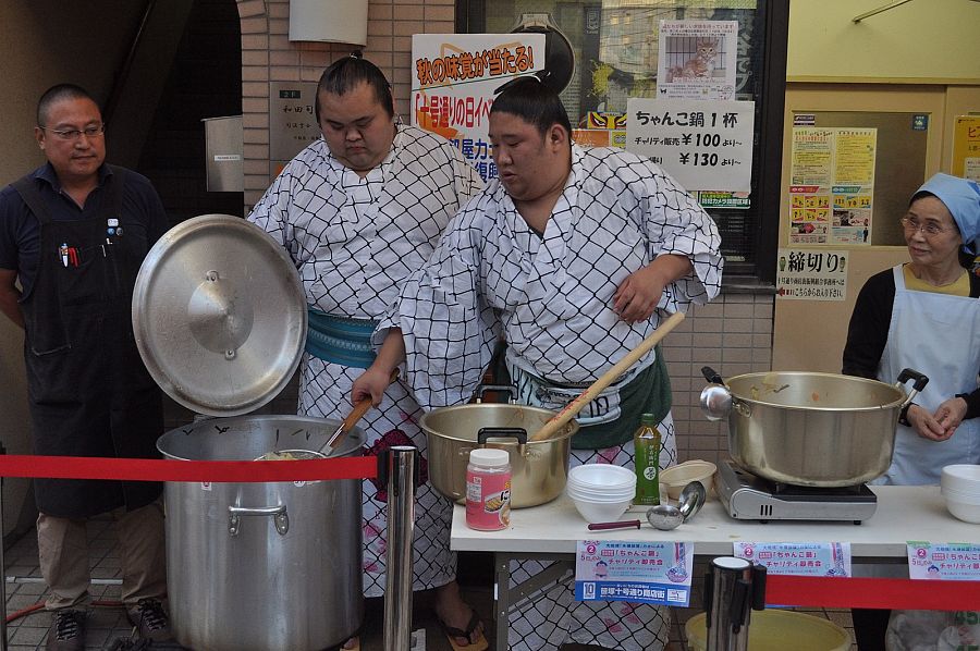 Jugadores de sumo preparando un chankonabe