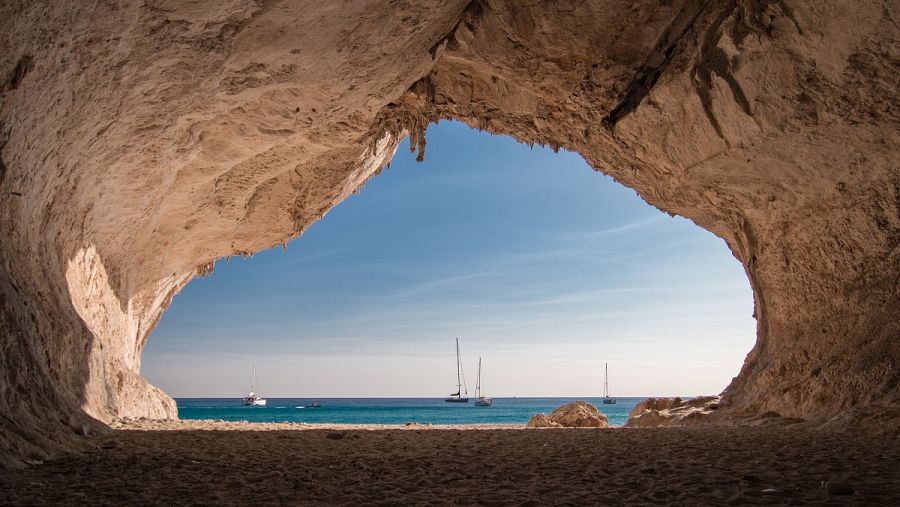 Cueva en Cala Luna