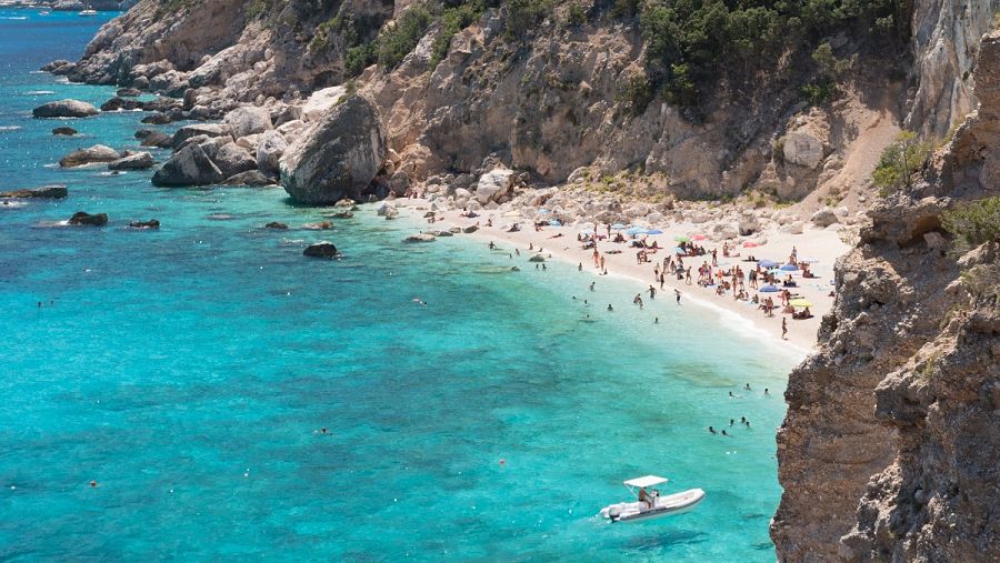 Bañistas en Cala Gabbiani