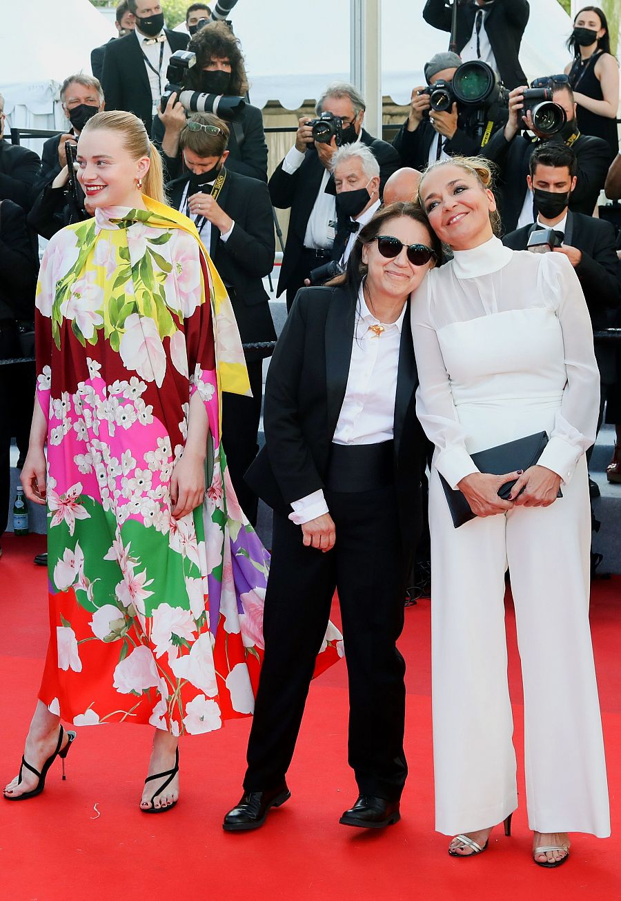El director Ildiko Enyedi con la actriz Luna Wedler y la productora Monika Meks en la premiere de 'The Story of My Wife'