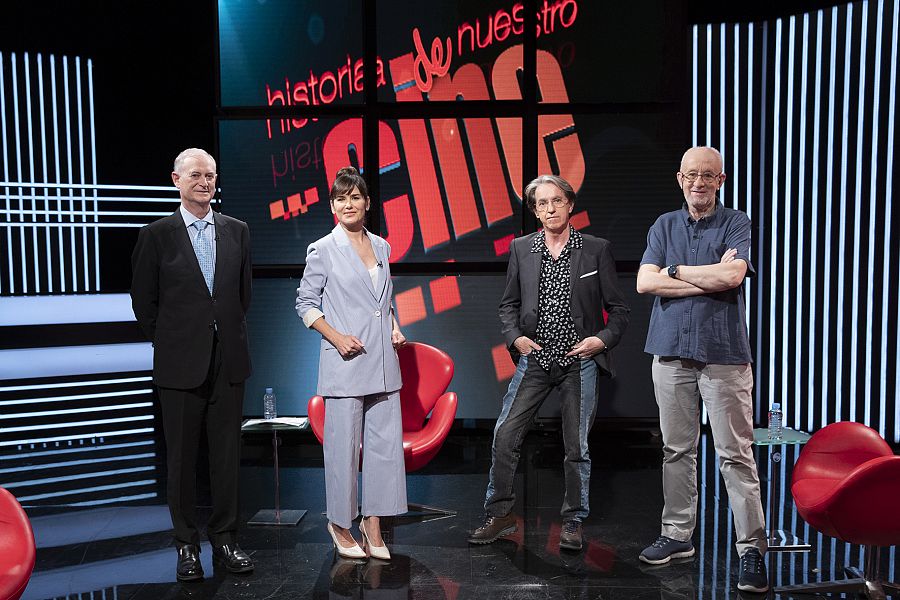 Elena S. Sánchez, junto a los participantes en el coloquio