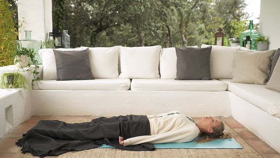  Sentirte Bien con Patricia Montero - Sleep Yoga - Postura del muerto