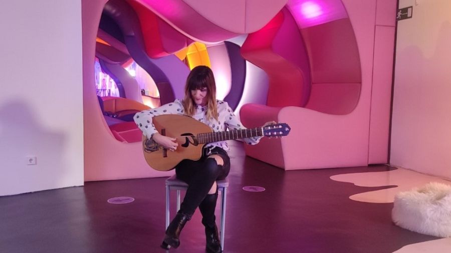 Rozalén con su guitarra nominada