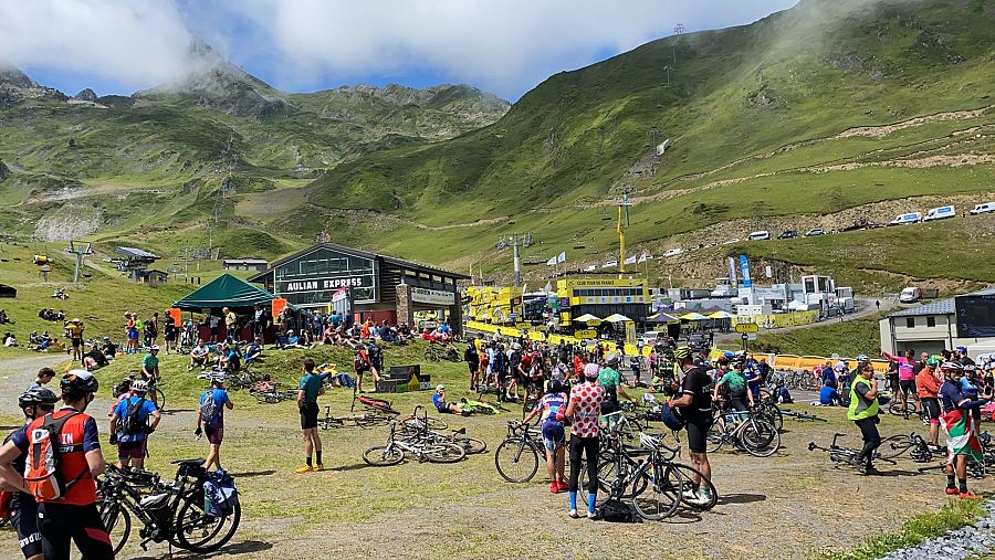 Varios aficionados vascos se reúnen en el Tourmalet durante el Tour de Francia 2021