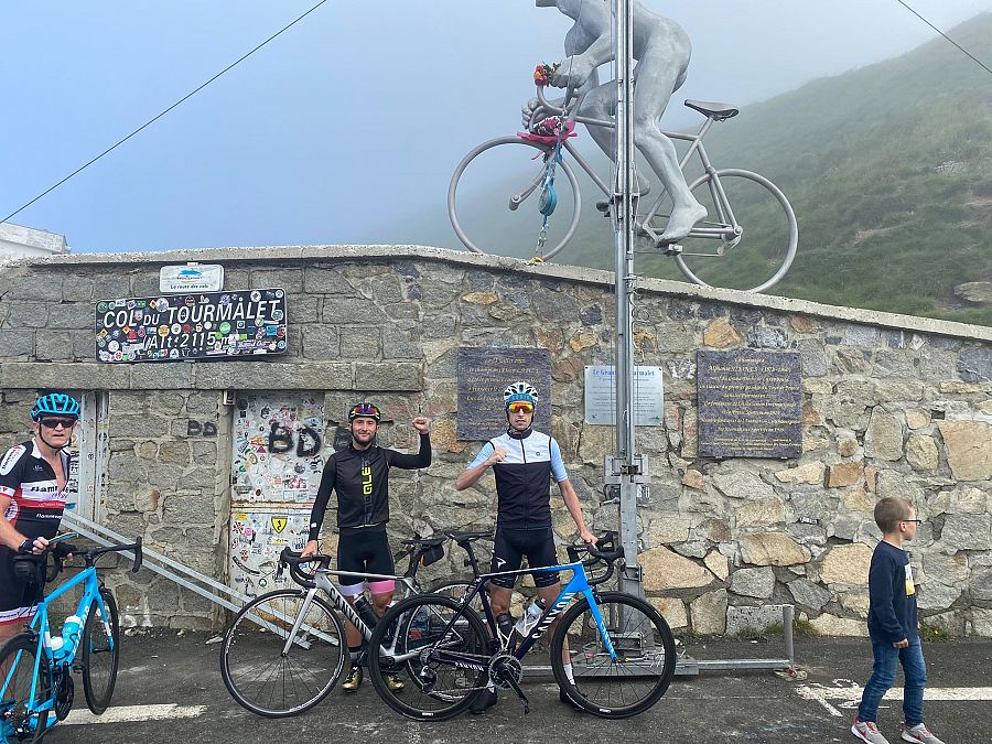 Cicloturistas llegados desde País Vasco a la cima del Tourmalet.