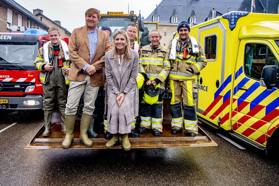 Los reyes de Holanda visitan Valkenburg para examinar los daños de la tormenta