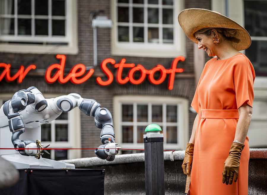 Maxima de Holanda inaugura un puente impreso en 3D en Amsterdam