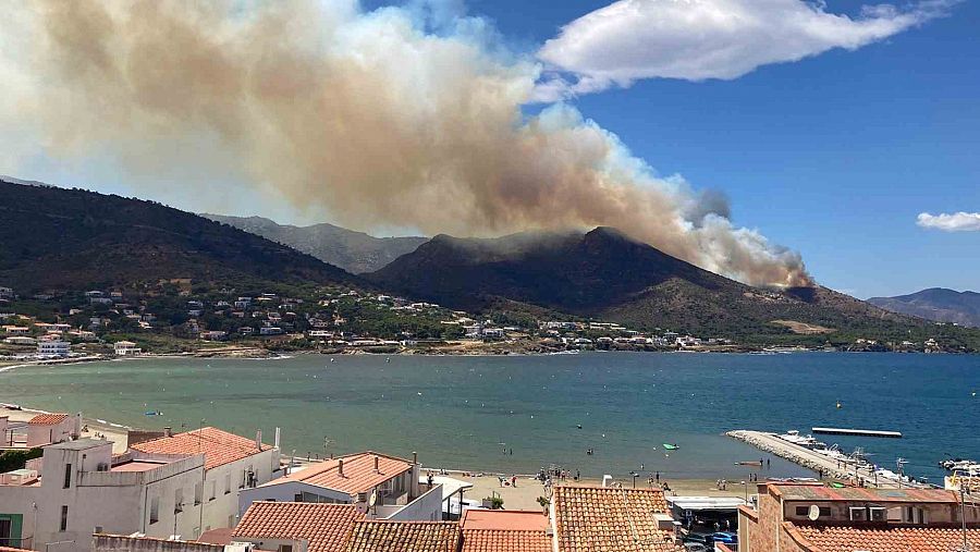 Pla general de l'incendi de Llançà vist des d'El Port de la Selva