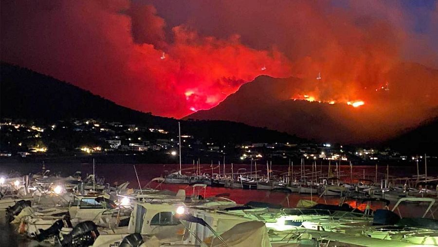 Imatges de l'incendi de Llançà, al Cap de Creus, aquesta matinada