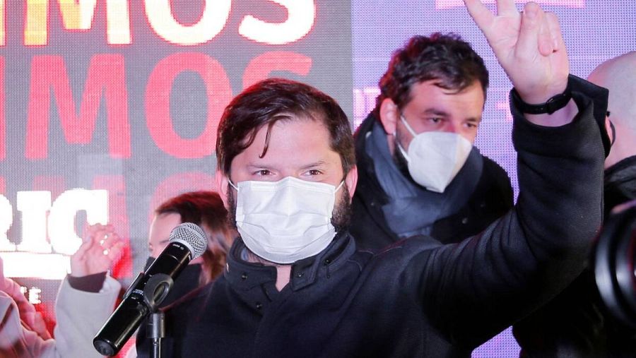 El precandidato presidencial chileno por el partido Convergencia Social, Gabriel Boric, celebra su victoria durante las elecciones primarias presidenciales en Santiago, Chile.