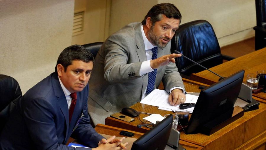 El vicepresidente ejecutivo de Corfo (Corporación de Promoción de la Producción) Sebastián Sichel (a la defrecha) habla junto al Fiscal Nacional Económico, Mario Ybar Abad, durante una sesión del Senado de Chile en Valparaíso, Chile.