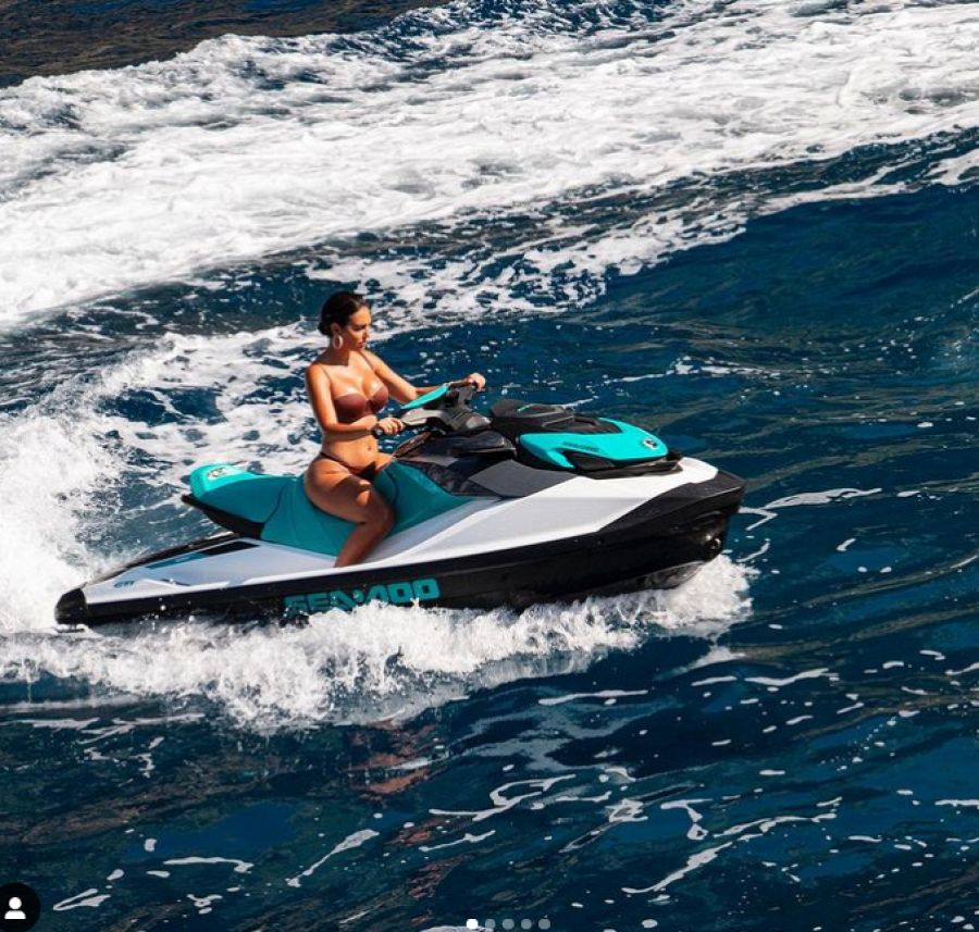 Georgina Rodríguez en una moto de agua