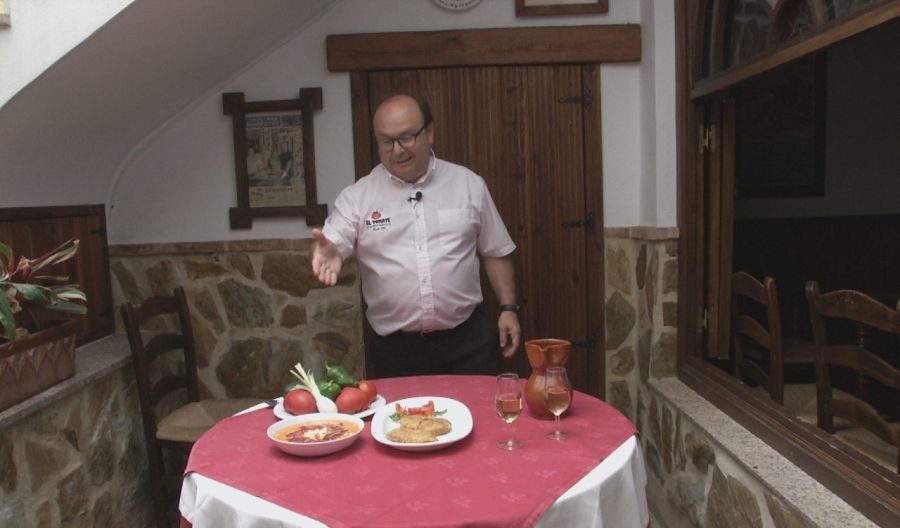 Alfonso Tello muestra el menú del restaurante 'El tomate' en Bujalance