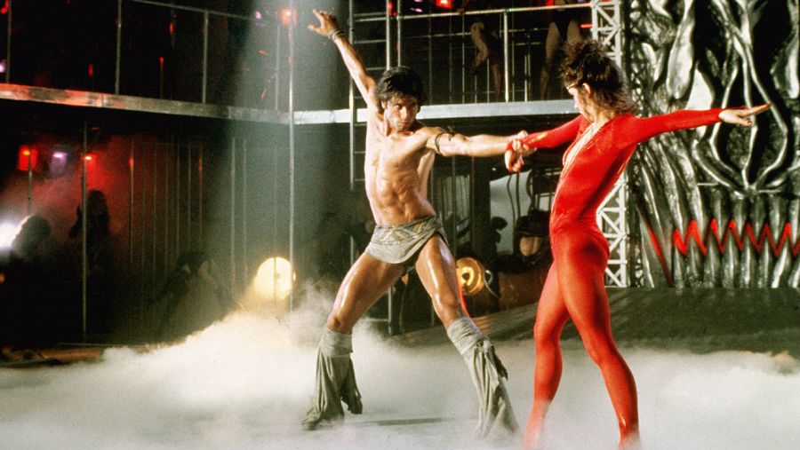 Karen Lyyn Gorney y John Travolta bailando 'Stayin alive' The Bee Gees