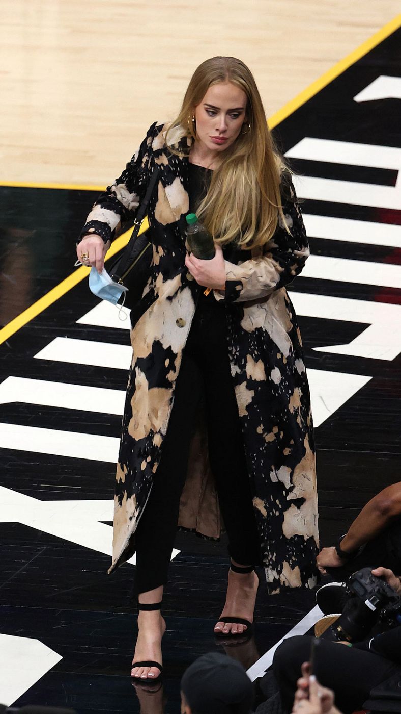 La cantante Adele en un partido de la NBA