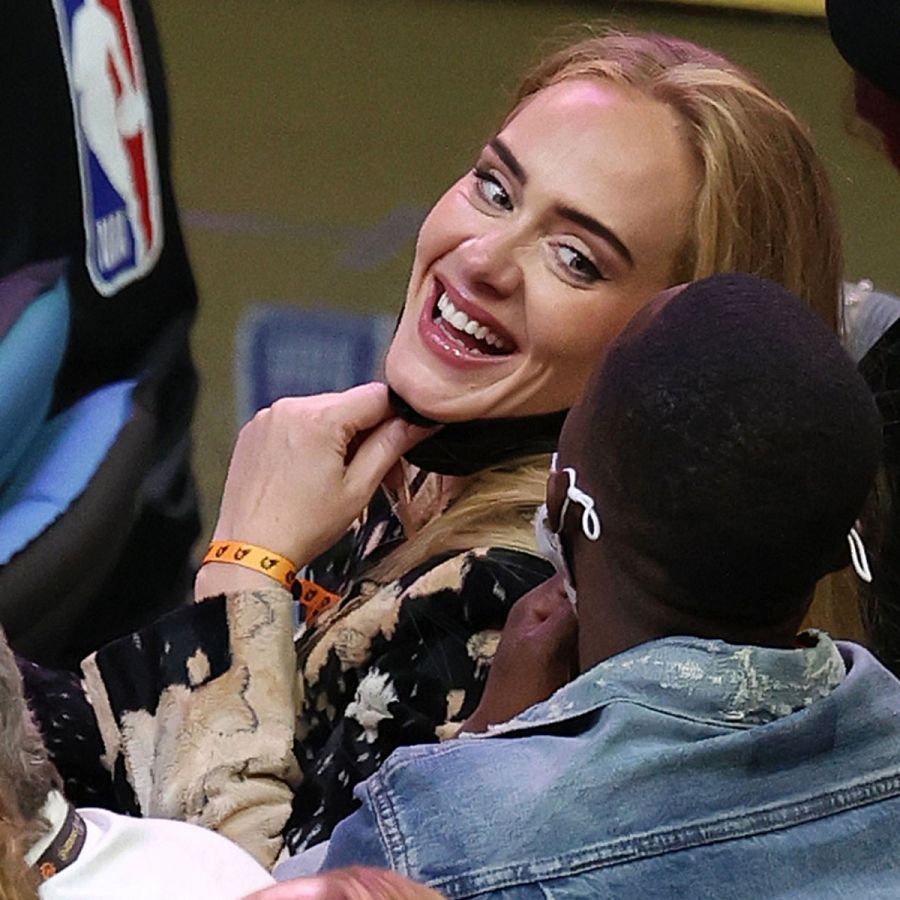 La cantante Adele en un partido de la NBA