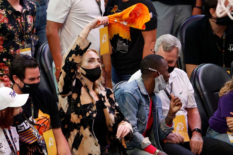 Adele y Rich Paul en un partido de la NBA