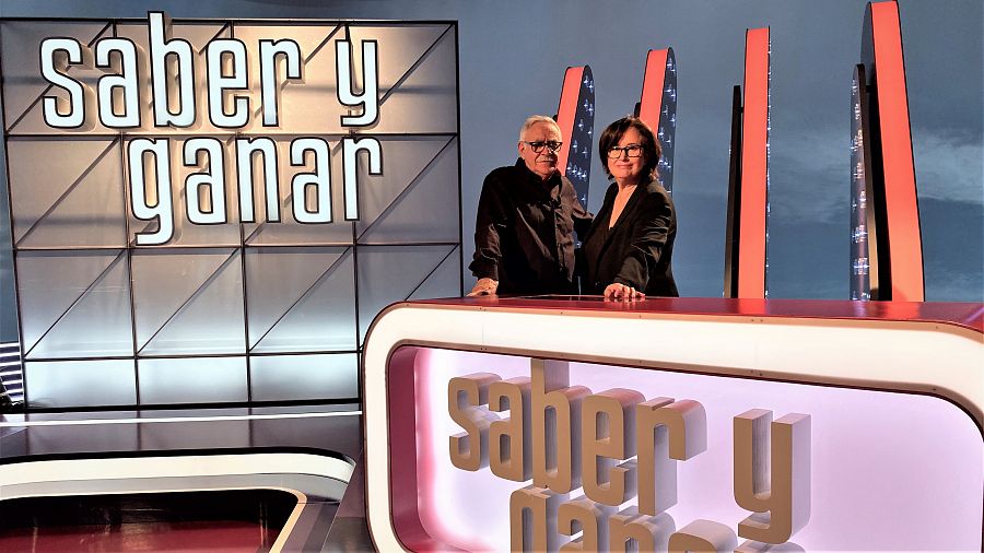 Juanjo Cardenal y Elisenda Roca en el plató de 'Saber y Ganar'