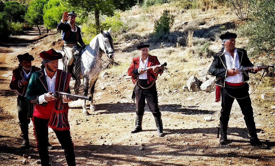 Los bandoleros asaltaban a los viajeros cerca de un bosque o de las montañas, los lugares donde se escondían