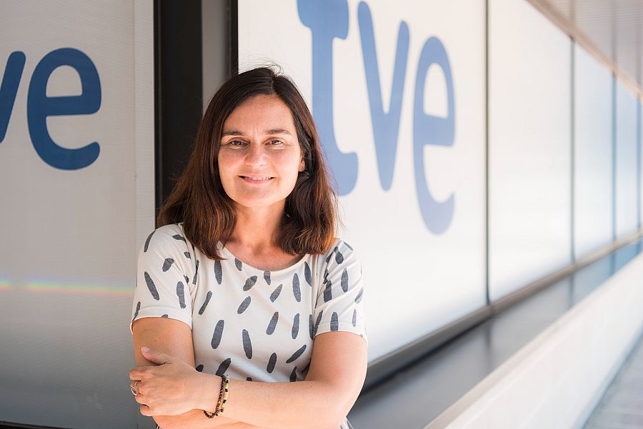 Laura Folguera amb el logo blau de TVE darrere