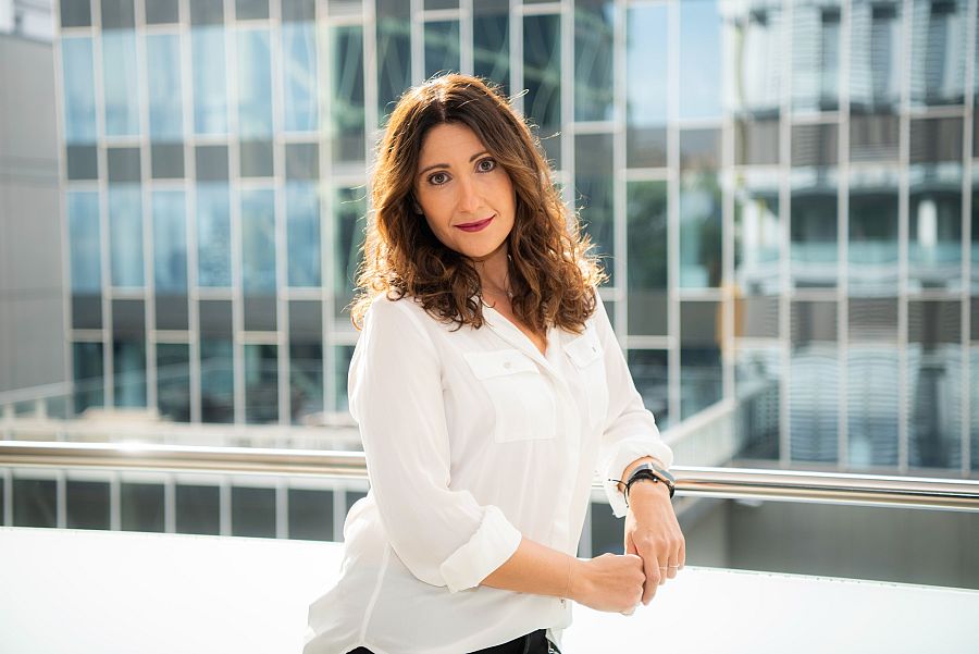 Sonia Urbano a un finestral de Ràdio 4