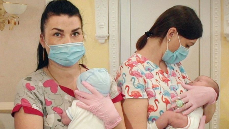 Olha y otra compañera enfermera de BioTexCom con dos bebés en brazos 
