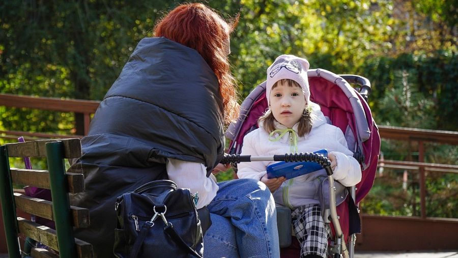 Brizzy con su cuidadora Marina
