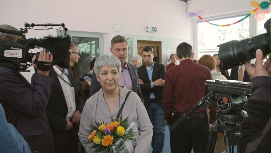 Seyran Ates entre cámaras de tv