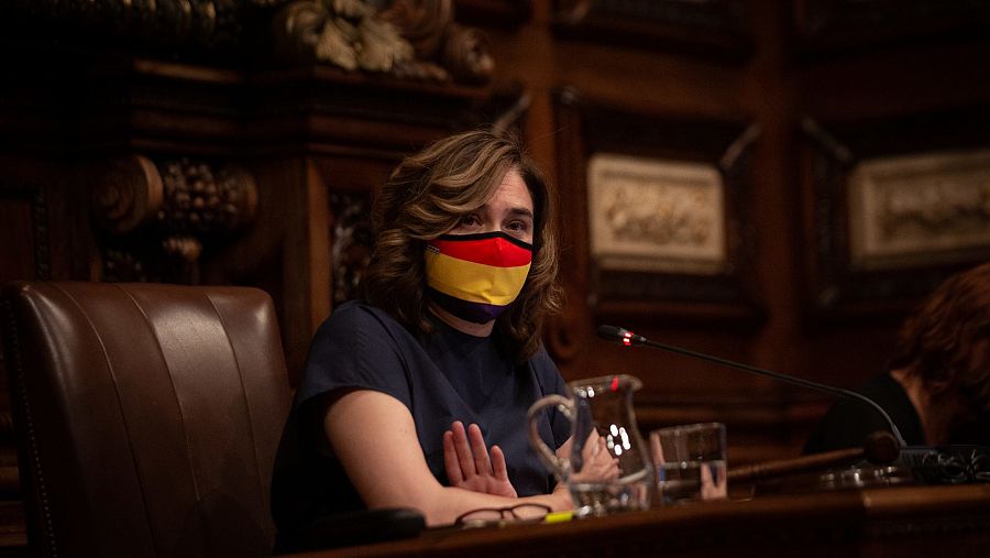 La alcaldesa de Barcelona, Ada Colau, con una mascarilla de la bandera republicana, interviene en una sesión plenaria en el Ayuntamiento de Barcelona.