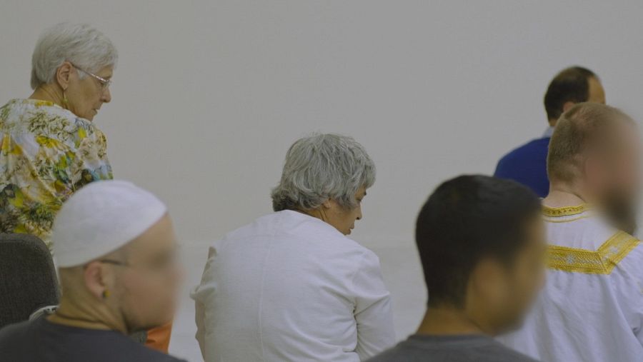 Seyran Ates reza en la mezquita con hombres y mujeres juntos