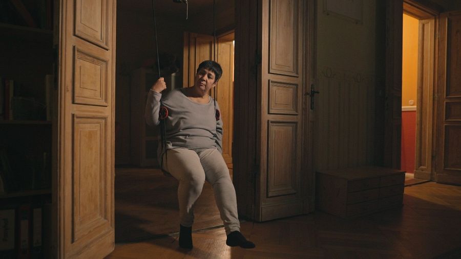 Seyran Ates en un columpio