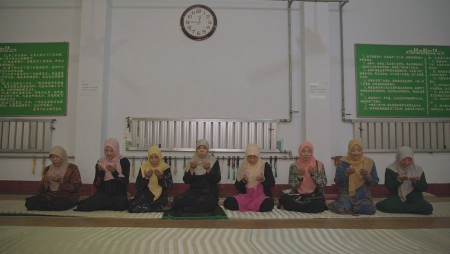 Fieles rezando en una mezquita de China