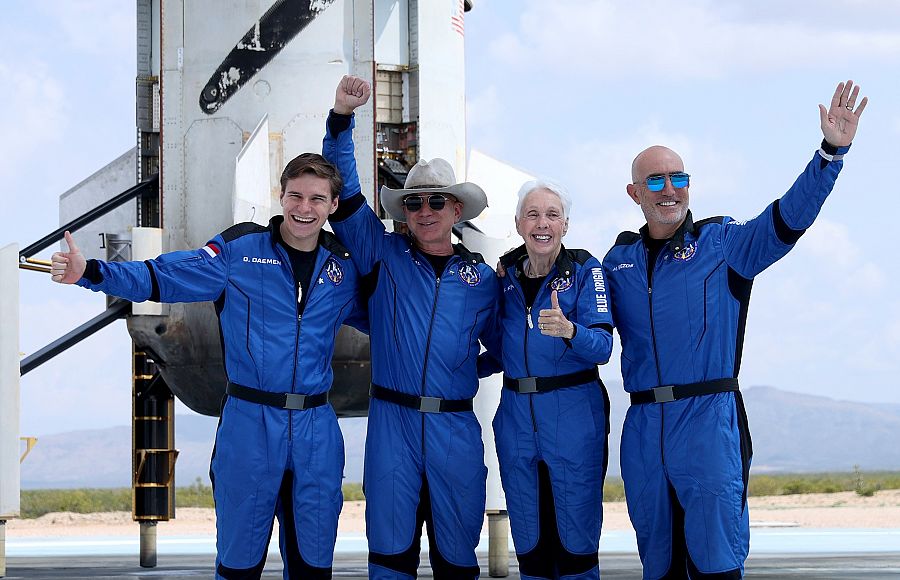 Jeff Bezos junto a la tripulación con la que viajó al espacio