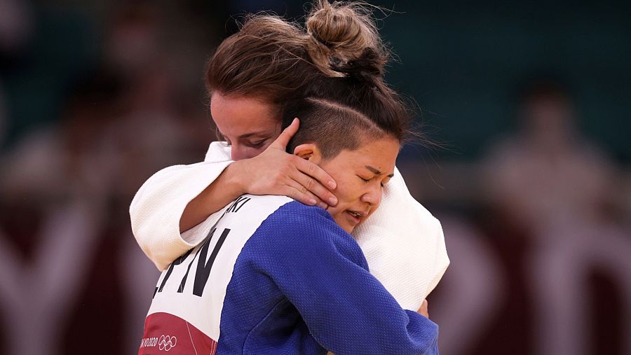 Funa Tonaki consolada por la flamante campeona olímpica, Distria Krasniqi