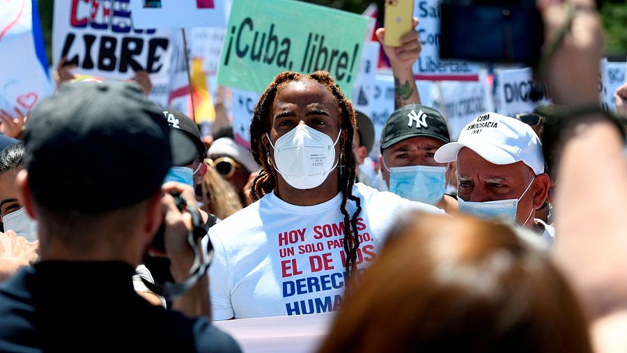 El cantante cubano Yotuel participa en la marcha
